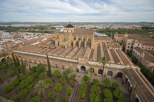 mezquita - vista de la catedral de córdoba desde bellfry - la mezquita cathedral fotografías e imágenes de stock