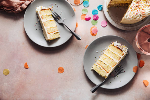 delicioso pastel de cumpleaños servido en una mesa - gateaux cake birthday decorating fotografías e imágenes de stock