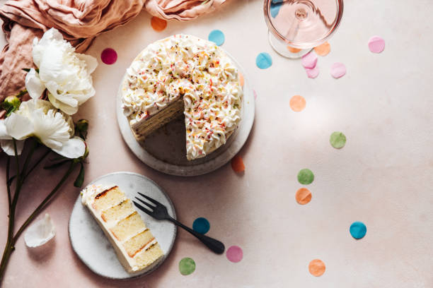 fetta di torta di compleanno su piatto - torta alla crema foto e immagini stock