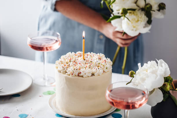 pastel de cumpleaños con una vela encendida - gateaux cake birthday decorating fotografías e imágenes de stock