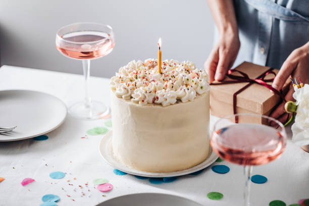pastel de cumpleaños en capas de fruta de la pasión - gateaux cake birthday decorating fotografías e imágenes de stock