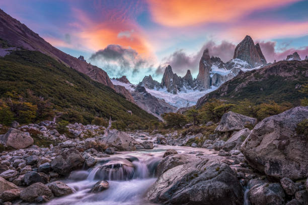 pôr do sol nas montanhas dos andes da patagônia - monte fitz roy - alpenglow sunrise sun scenics - fotografias e filmes do acervo