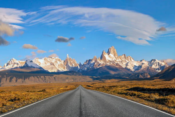 дорога в эль-чалтен с фитц роем на рассвете, аргентина - cerro torre стоковые фото и изображения