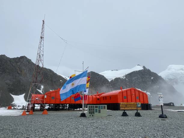 Argentinian base Orcadas in Antarctica The Argentinian base Orcadas is located on South Orkney Islands in Antarctica houses in antarctica stock pictures, royalty-free photos & images