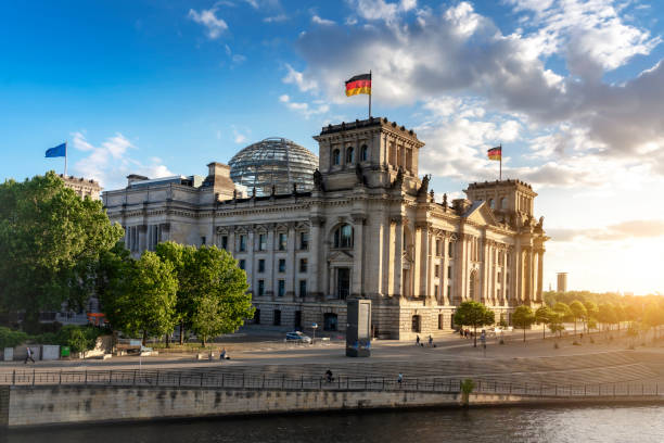 reichstag de berlim e distrito do governo ao pôr do sol - berlin germany house spree river urban scene - fotografias e filmes do acervo