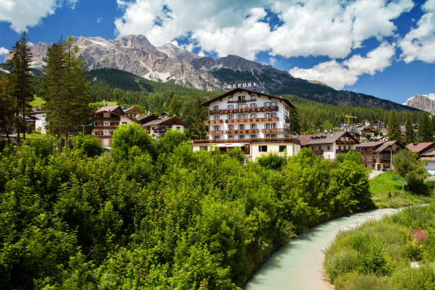 hotel "corona", cortina d'ampezzo, włochy - veneto cortina dampezzo hotel mountain zdjęcia i obrazy z banku zdjęć