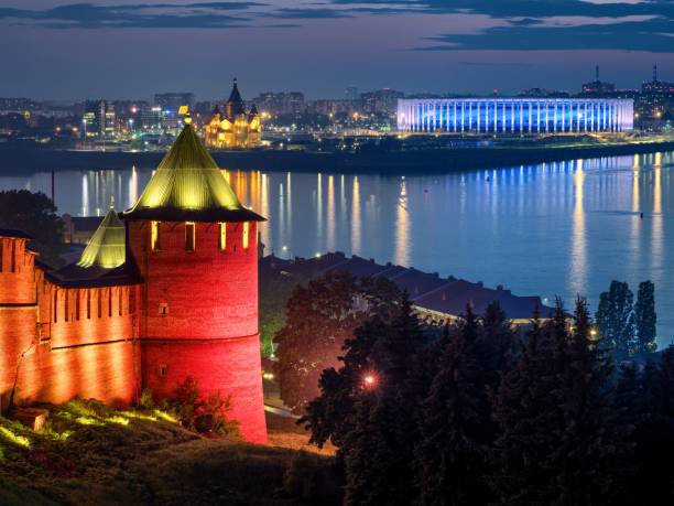 vista nocturna de la torre del kremlin borisoglebskaya en nizhni nóvgorod después de la puesta del sol. - oka river fotografías e imágenes de stock