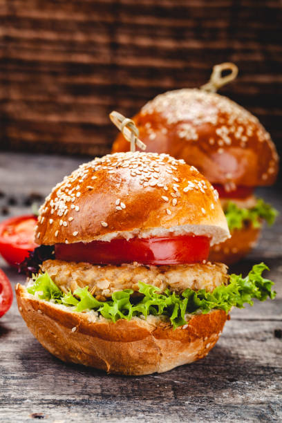 hamburger di pollo su sfondo di legno. primo tempo - cheese portion nobody two objects foto e immagini stock