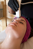 arbeitnehmer-eines-beauty-und-welfare-center-mit-covid-19-schutzmassnahmen.jpg?b=1&s=170x170&k=20&c=hKygMvHIk50M3uL7nZ_ag5vfvAp6_NG2eiil1mslYTg=