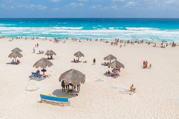 playa delfines beach, cancun, mexique - swimwear caribbean sea beach water photos et images de collection