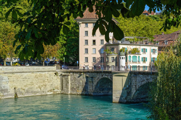 스위스 베른 - 2019년 8월 25일: 아레 강 을 가로지르는 운터토르 다리, 로어 게이트 브리지 의 전망 - bridge people berne river 뉴스 사진 이미지