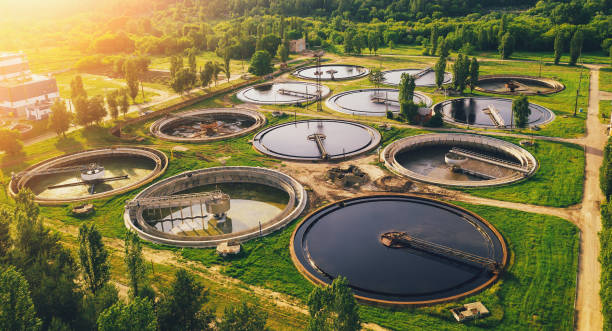 vista aérea da estação de tratamento de águas residuais, filtração de água suja ou de esgoto - esgoto - fotografias e filmes do acervo