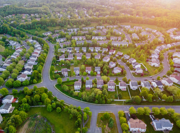 antena de vista superior com drone voador sobre transporte de edifícios residenciais de desenvolvimento de distritos - building place - fotografias e filmes do acervo