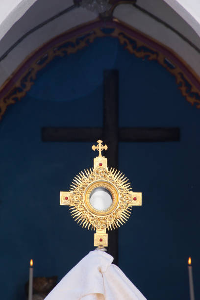 monstrance soulevée au sommet - corpus christi celebration photos et images de collection