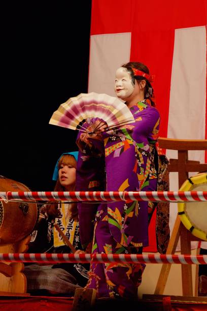 kawagoe festival, une personne portant un masque et dansant sur la scène. - danse du masque photos et images de collection