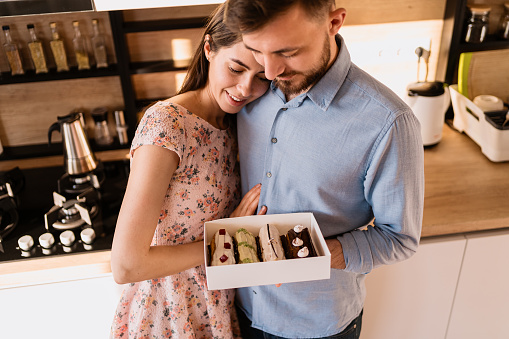 https://media.istockphoto.com/id/1248131830/photo/man-asking-woman-to-become-his-wife.jpg?b=1&s=170667a&w=0&k=20&c=fMsV-FlHjiVmo1XR7eBsI9XPWAjOFJdWH7CRDYSYmZg=