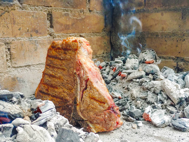 t-bone steak cooked in a charcoal oven - veal t bone steak raw steak imagens e fotografias de stock