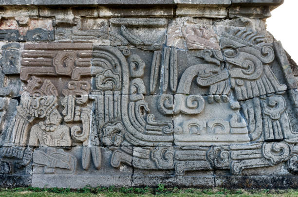 templo de la serpiente emplumada en xochicalco. méxico. - nahuatl fotografías e imágenes de stock