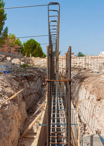 progettazione di fondazioni in cemento armato. costruito dai lavoratori. struttura metallica. affari, edifici. - basement concrete construction form foto e immagini stock