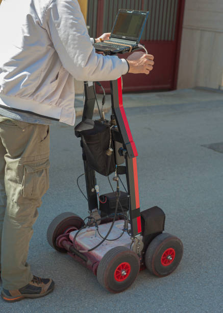 o gpr é um método não invasivo usado na geofísica. baseia-se na análise de ondas eletromagnéticas transmitidas para os reflexos do solo. - penetrating - fotografias e filmes do acervo