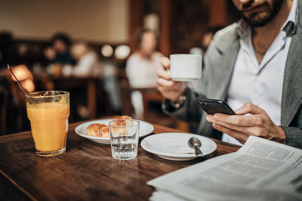 joven usando el teléfono móvil en la cafetería - croissant telephone coffee shop on the phone fotografías e imágenes de stock