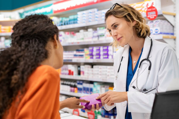 farmacista spiega proprietà medicinali - retail shopping talking customer foto e immagini stock