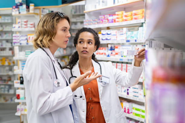 médico y farmacéutico trabajando en farmacia - pill bottle pharmacy medicine shelf fotografías e imágenes de stock