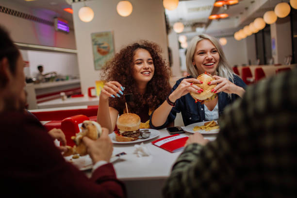 essen mit freunden teilen - freedom sandwich bread food stock-fotos und bilder