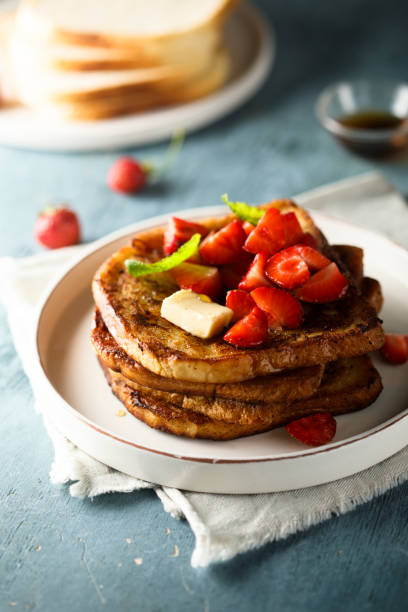 toast alla fragola francese - french toast toast french culture syrup foto e immagini stock