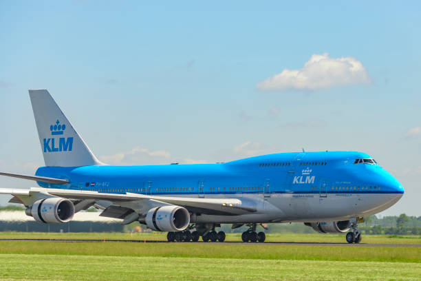 boeing 747 jumbo jet z klm airlines lądowania na lotnisku schiphol amsterdam - boeing 747 airplane taking off commercial airplane zdjęcia i obrazy z banku zdjęć