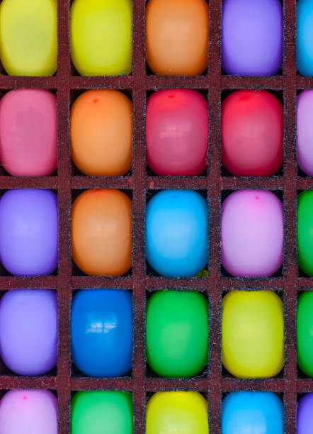 globos multicolores brillantes en las celdas. - rubber dart fotografías e imágenes de stock