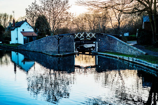 stretta barca casa barca chiatta ormeggiata su un canale inglese - warwickshire narrow nautical vessel barge foto e immagini stock