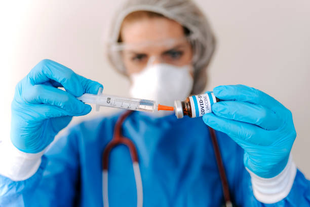 COVID-19 Coronavirus Vaccine. Doctor scientist analyzing virus Sars-CoV-2 in research for vaccine to be ready for clinical trial. Female researcher testing potential vaccine at the lab. Fighting Covid-19 vacuna contra el coronavirus covid-19. doctor científico que analiza el virus sars-cov-2 en la investigación de la vacuna para estar listo para el ensayo clínico. investigadora que está probando una posible vacuna en el laboratorio. lucha contra covid-