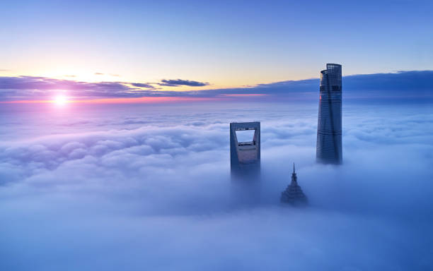 shanghai landmark skyscraper sulla fitta nebbia, cina - shanghai tower foto e immagini stock