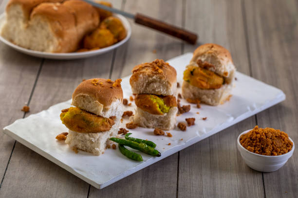 vada pav, comida de rua muito famosa da índia, especialmente no estado de maharashtra, foco seletivo - specially - fotografias e filmes do acervo