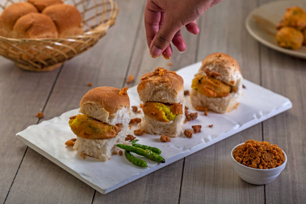 vada pav, bardzo znane jedzenie uliczne indii, szczególnie w stanie maharashtra, selektywne skupienie - nutrient food state asian cuisine vegetarian food zdjęcia i obrazy z banku zdjęć