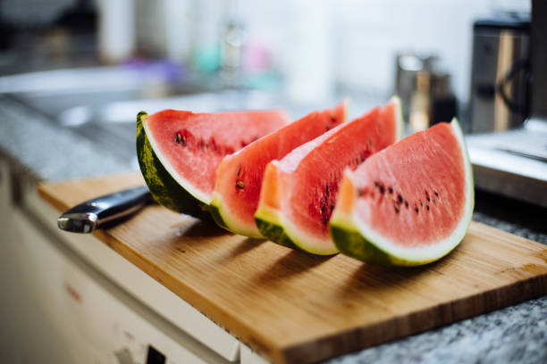 부엌 카운터에 슬라이스 수박 - watermelon fruit food portion 뉴스 사진 이미지