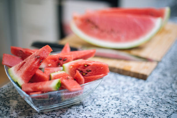 wassermelone auf küchentheke geschnitten - watermelon fruit summer portion stock-fotos und bilder