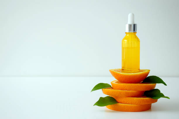 vitamin c serum und orangenfrüchte - vitamin c fotos stock-fotos und bilder