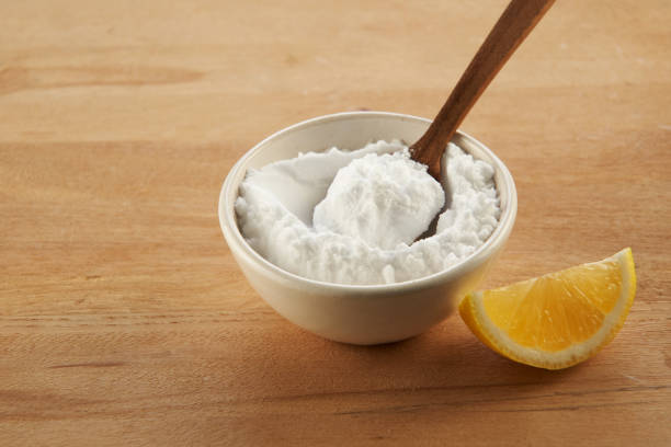 baking soda and slice of lemon