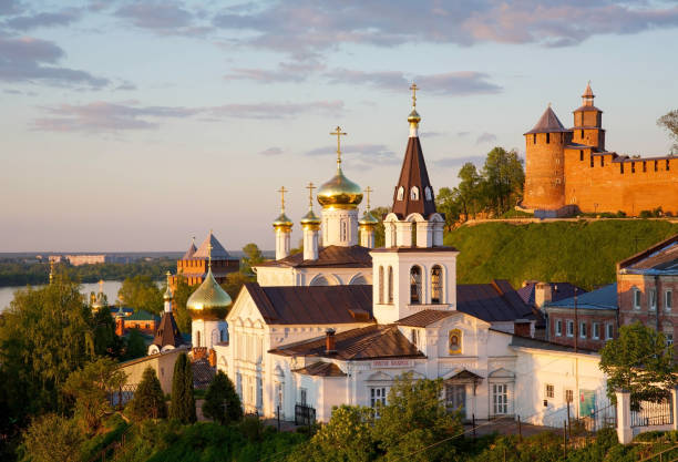 igreja ortodoxa e o kremlin no pôr do sol da noite em nizhny novgorod - oka river - fotografias e filmes do acervo