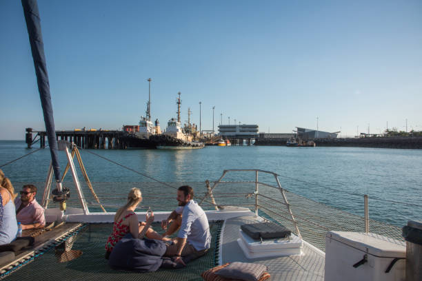 catamarano salpa da stokes hill wharf - darwin australia northern territory harbor foto e immagini stock