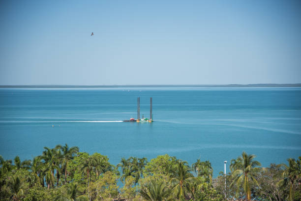 costruzione del mare nella fascia alta - darwin australia northern territory harbor foto e immagini stock