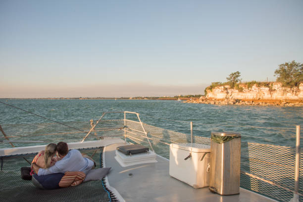 sunset romance: catamarán vela - darwin australia northern territory harbor fotografías e imágenes de stock