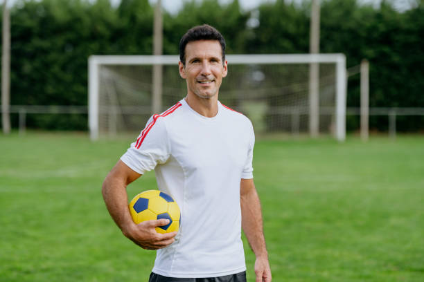 retrato del futbolista masculino maduro en el campo con pelota - athlete soccer player men professional sport fotografías e imágenes de stock