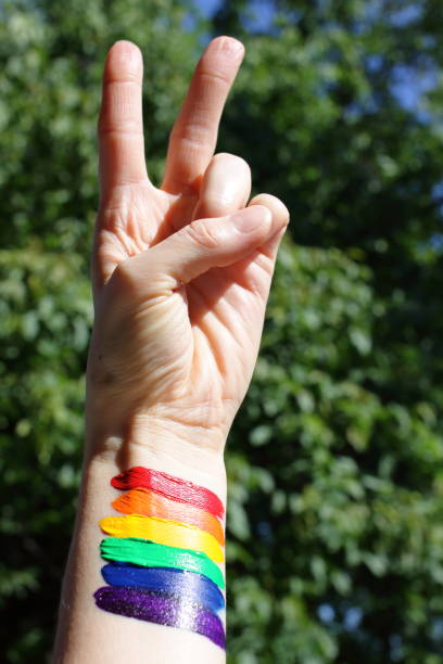 lgbt pride month 2020 avec concept de main de victoire. - symbols of peace flag gay pride flag banner photos et images de collection