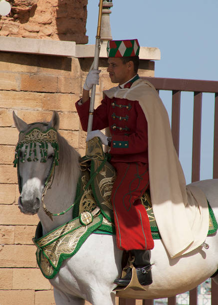 garde royale marocaine sur son cheval à rabat - black and white military uniform headwear one person photos et images de collection