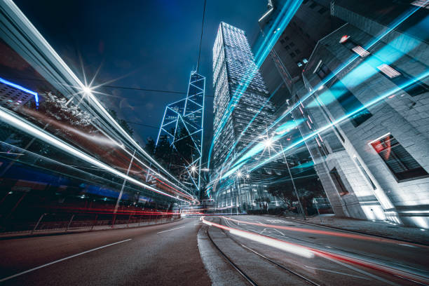 autospuren auf der nachtstraße in hong kong central - hong kong night motion city stock-fotos und bilder