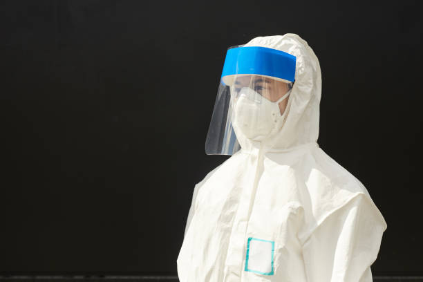 retrato do trabalhador médico em preto - radiation protection suit toxic waste protective suit cleaning - fotografias e filmes do acervo