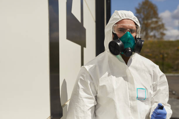 operaio in tuta e respiratore hazmat - radiation protection suit toxic waste protective suit cleaning foto e immagini stock